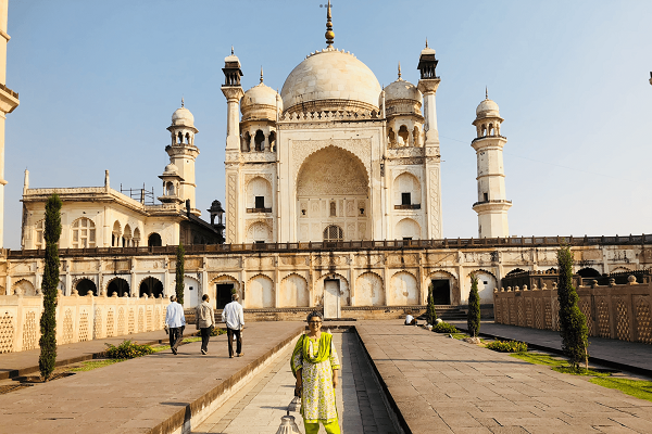 bibi-ka-maqbara-car-rental
